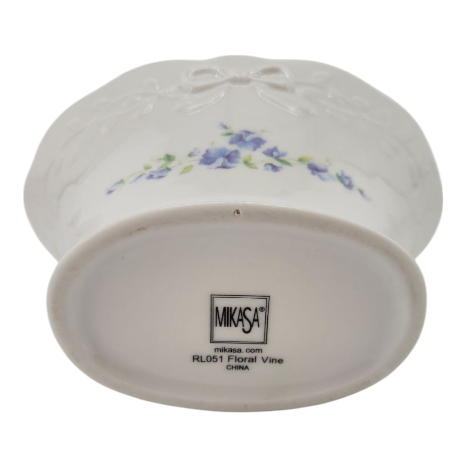 Mikasa Floral Vine Porcelain Basket White Embossed Ribbon Handle RL051