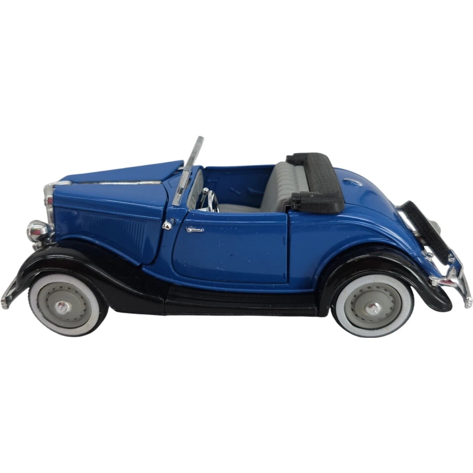 1934 Blue V8 Ford V8 Deluxe Roadster Diecast National Motor Museum Mint